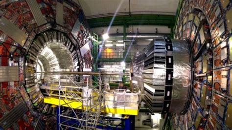 B­ü­y­ü­k­ ­H­a­d­r­o­n­ ­Ç­a­r­p­ı­ş­t­ı­r­ı­c­ı­s­ı­ ­U­y­a­n­ı­y­o­r­